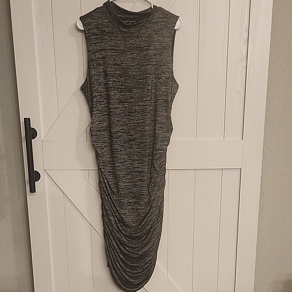 Velvet Heart Gray Sleeveless Midi Dress